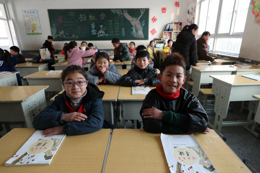 Students at a school in Xiangshui county in Yancheng, Jiangsu province, wait for the class to begin on March 25, 2019. (Photo/chinadaily.com.cn)