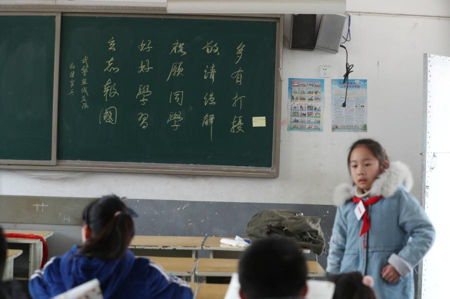 Soldiers of the Yancheng rescue team leave some encouraging words on the blackboard after they temporarily used the local school buildings, March 25, 2019.  (Photo/chinadaily.com.cn)