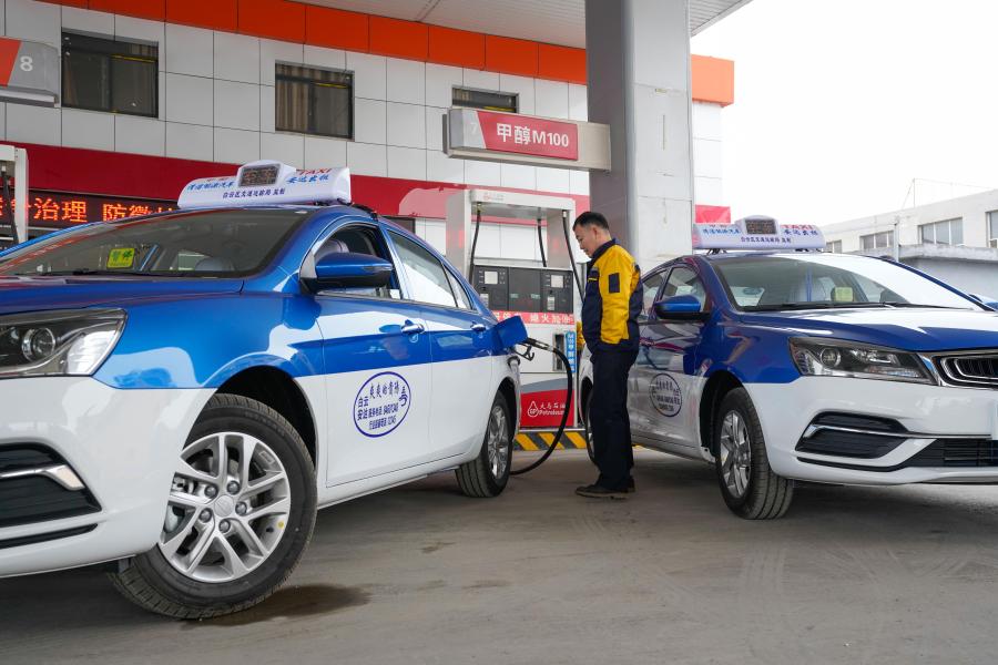 Photo taken on March 26, 2019 shows a ceremony to hand over 100 methanol-fueled taxis in Guiyang City, Guizhou Province. The city has now put 5,374 methanol-fueled taxis into service, part of a province-wide plan to have 10,000 methanol-fueled vehicles on the road by the end of the year. One of China\'s ecological pilot zones, Guizhou has unveiled a series of policies and measures in recent years to promote the use of methanol-fueled vehicles including subsidies and improved support facilities. (Photo: China News Service/He Junyi)