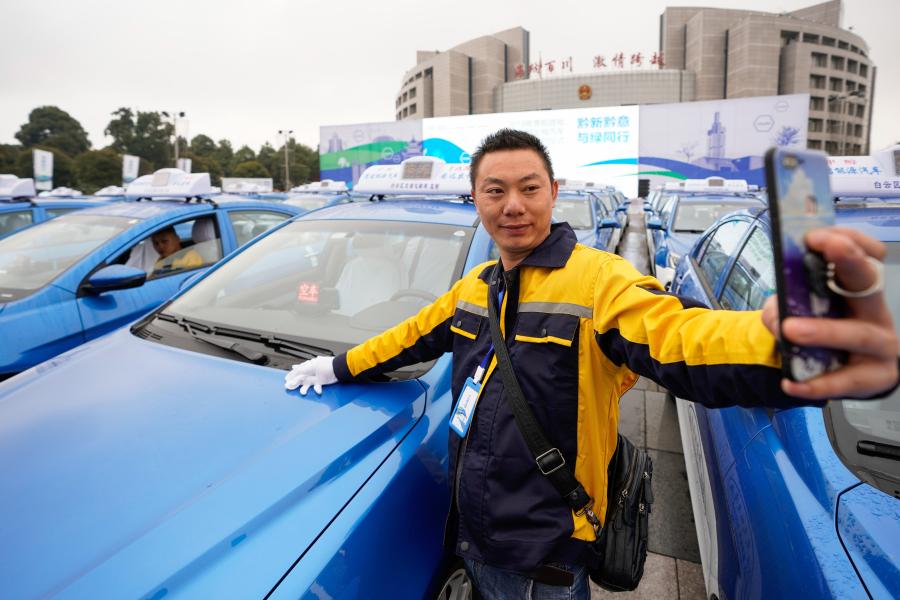 Photo taken on March 26, 2019 shows a ceremony to hand over 100 methanol-fueled taxis in Guiyang City, Guizhou Province. The city has now put 5,374 methanol-fueled taxis into service, part of a province-wide plan to have 10,000 methanol-fueled vehicles on the road by the end of the year. One of China\'s ecological pilot zones, Guizhou has unveiled a series of policies and measures in recent years to promote the use of methanol-fueled vehicles including subsidies and improved support facilities. (Photo: China News Service/He Junyi)
