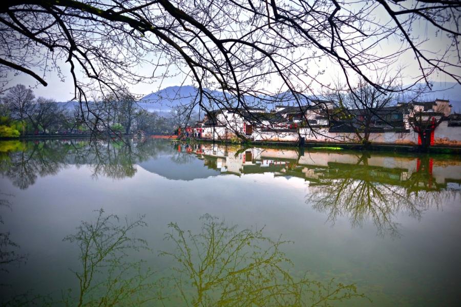 The village of Hongcun, Huangshan city, East China\'s Anhui Province after rainfall on March 20, 2019 ? the village is a UNESCO World Heritage Site, famous for its traditional architecture. (Photo/chinadaily.com.cn)

Peak tourist season has come half a month early for Hongcun village, a UNESCO World Heritage Site.

The village in Huangshan, Anhui Province known for its historical architecture is welcoming increasing numbers of visitors this month, perhaps in response to a break in heavy, continual rainfall in South China.

The launch of the high-speed rail route linking Hangzhou, Zhejiang province capital, and the city of Huangshan at the end of last year has also contributed to the tourism boom, according to local officials and business representatives.