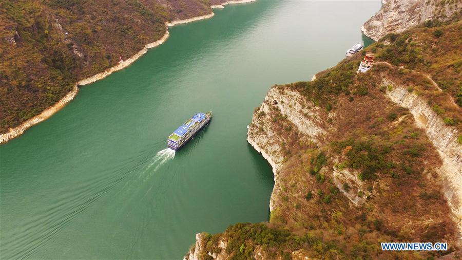 A ship sails in the Wuxia Gorge, one of the Three Gorges on the Yangtze River, in Wushan County, southwest China\'s Chongqing Municipality, March 26, 2019. (Xinhua/Wang Quanchao)