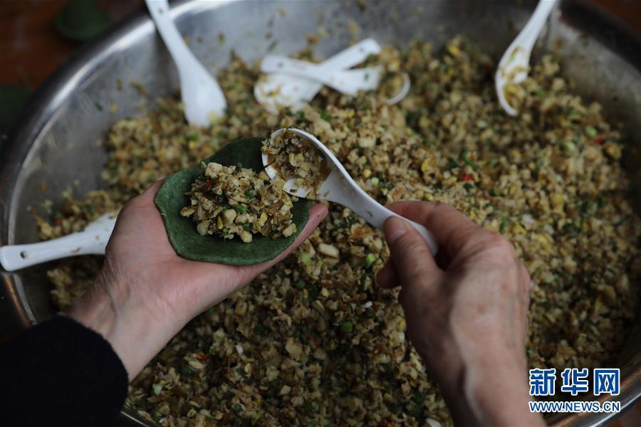 People make fillings for qingtuan in Tianmushan township, Hangzhou city in East China\'s Zhejiang province on March 27, 2019.The filling can be either sweet or salty, and can include things like red bean paste, meat and picked vegetables.  (Photo/Xinhua)