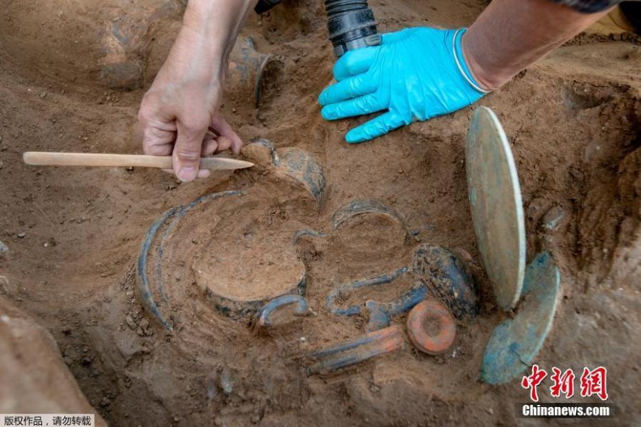 French archaeologists have unearthed an Etruscan tomb containing a skeleton and dozens of artefacts in Corsica, a rare discovery that could shed new light on the wealthy civilization of northern Italy and its assimilation into the Roman Empire. (Photo/Agencies)