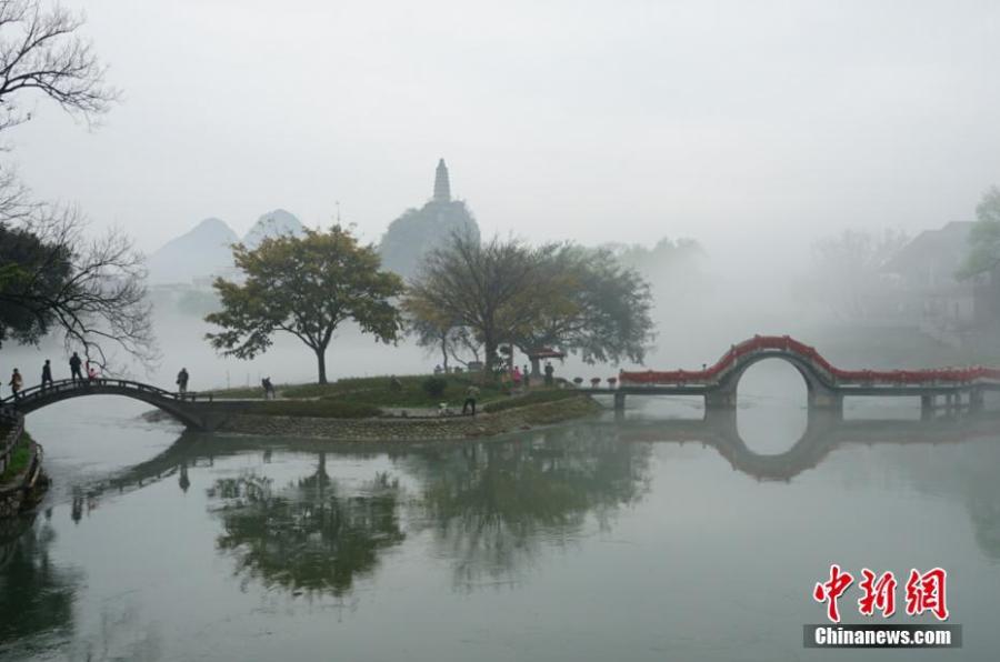 <?php echo strip_tags(addslashes(A view of Tashan Mountain surrounded by mist along the riverbanks of the Lijiang River in Guilin City, Guangxi Zhuang Autonomous Region, March 28, 2019. Like a green ribbon flowing through the mountains, the Lijiang River is known for its amazing natural beauty. (Photo: China News Service/Tang Mengxian))) ?>