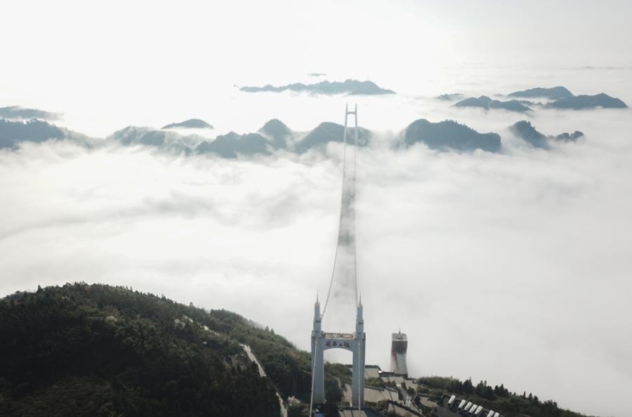An aerial photo shows the cloudy Aizhai Bridge, a suspension bridge on the Baotou-Maoming Expressway in Jishou city, Hunan Province. (Photo/chinadaily.com.cn)