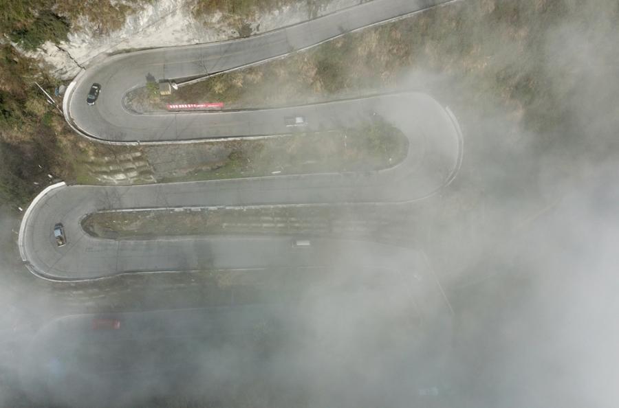 An aerial photo shows vehicles moving on the cloudy Aizhai Bridge, a suspension bridge on the Baotou-Maoming Expressway in Jishou city, Hunan Province. (Photo/chinadaily.com.cn)