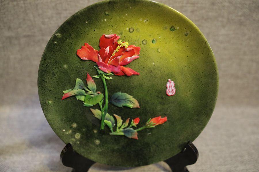 A cloth paste painting on a plate pictured on March 28, 2019. (Photo by Fu Rui/chinadaily.com.cn)