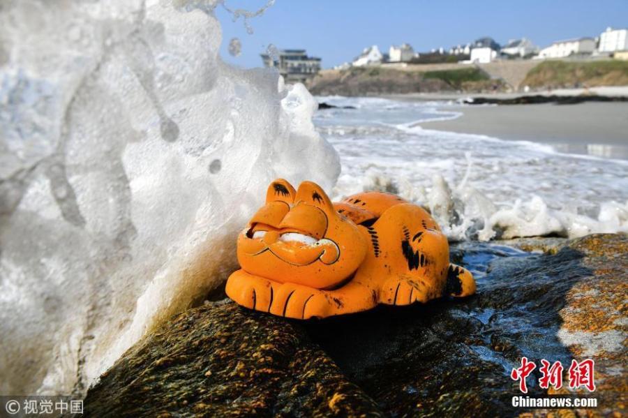 <?php echo strip_tags(addslashes(A plastic 'Garfield' phone is displayed on the beach in Le Conquet, western France. Since the 1980s, the Iroise coast in French coastal community Brittany has received a supply of bright orange landline novelty phones shaped like the famous cartoon cat. Now the source of the problem has been found - a lost shipping container. (Photo/VCG))) ?>