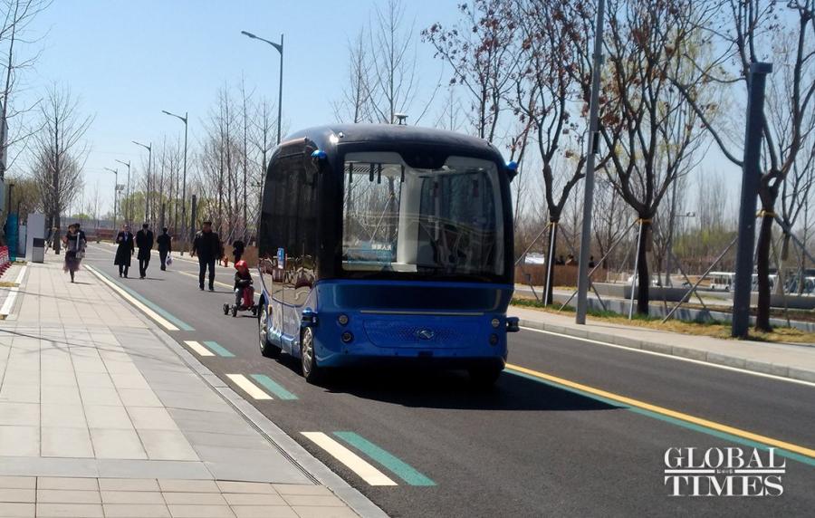 A self-driving vehicle parks at the Xiongan Citizen Service Center as Xiongan plans for the establishment of a smart area. (Photo: Yang Kunyi/GT)
