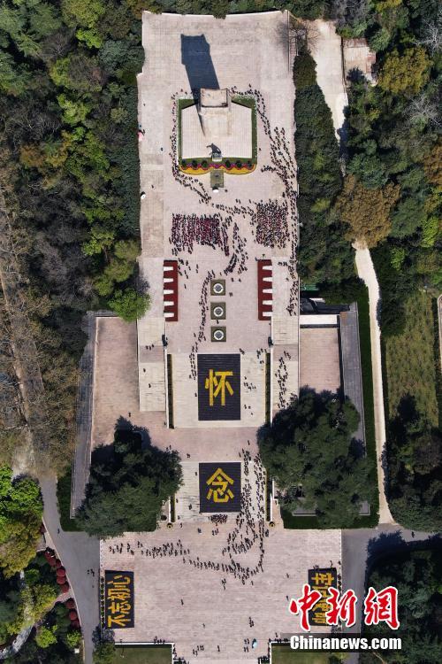 <?php echo strip_tags(addslashes(As China's Tomb-sweeping Day approaches, tens of thousands of flowers were displayed to pay tribute to martyrs at Yuhuatai Martyrs Memorial Park in Nanjing in the east China's Jiangsu Province, April 1, 2019. (Photo/China New Service))) ?>