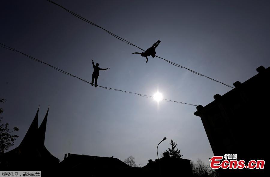 Tightrope walkers perform on ropes stretched over the Emmaus Monastery in Prague, Czech Republic, April 1, 2019.  (Photo/Agencies)