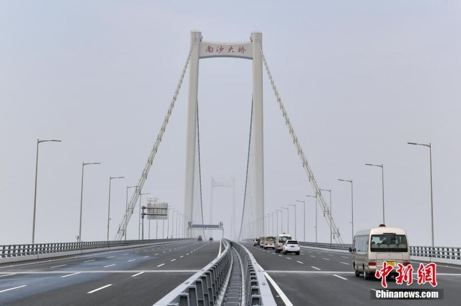 Photo taken on April 2, 2019 shows the Humen second Bridge (Nansha Bridge) in Dongguan, South China\'s Guangdong Province.  (Photo/China News Service)

The bridge, which cost more than 10 billion yuan ($1.44 billion), starts from Guangzhou, capital of Guangdong, and ends at Dongguan. The Humen second Bridge officially opens to traffic on Tuesday.

It has a total length of 12.89 kilometers and adopts a two-way eight-lane highway standard. The design speed is 100 kilometers per hour and the designed service life is 100 years.
