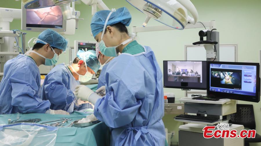 A 4K UHD live broadcast of a surgery to treat a chest deformity through the 5G network at the Second People\'s Hospital in Guangdong Province, April 1, 2019. Doctors at Yanshan Hospital in Qingyuan City, also in the province, learned about the surgery via the live broadcasting, the first such practice in the province. (Photo: China News Service/Zhong Xin)