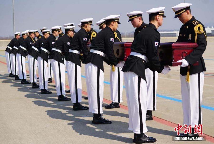 A ceremony at Incheon International Airport in South Korea to hand over remains of 10 volunteer soldiers killed in the 1950-1953 Korean War, April 3, 2019. From 2014 to 2018, the remains of 589 soldiers were returned to China from South Korea. (Photo: China News Service/Zeng Ding)