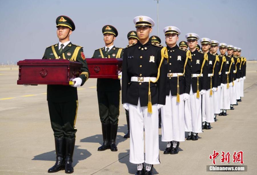 A ceremony at Incheon International Airport in South Korea to hand over remains of 10 volunteer soldiers killed in the 1950-1953 Korean War, April 3, 2019. From 2014 to 2018, the remains of 589 soldiers were returned to China from South Korea. (Photo: China News Service/Zeng Ding)