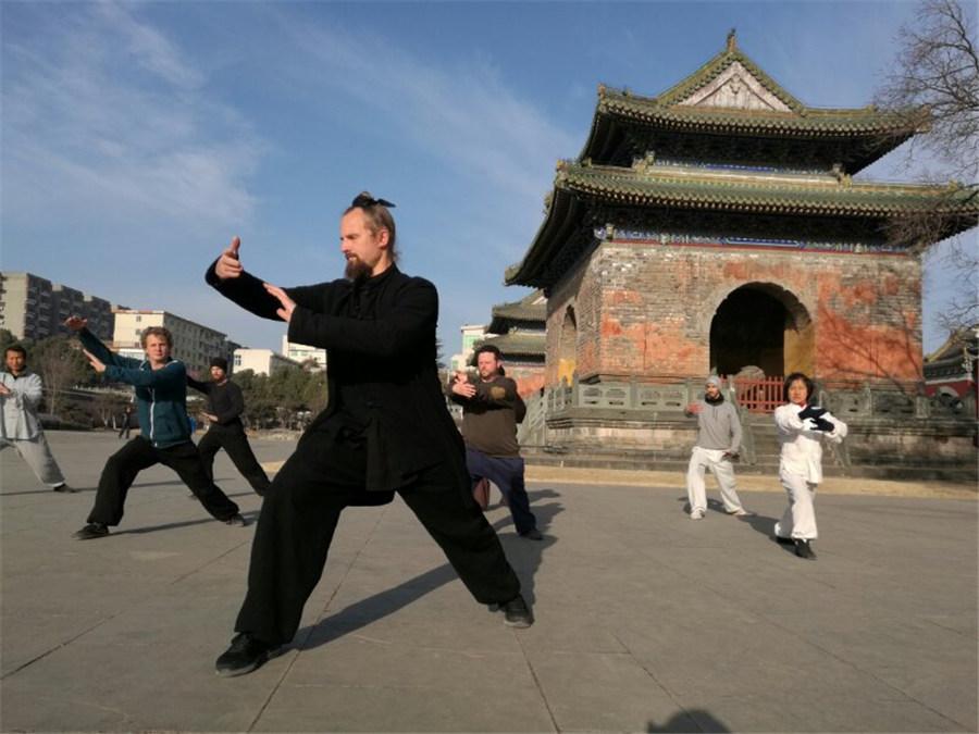 <?php echo strip_tags(addslashes(About 20 Chinese martial arts schools in the Wudang Mountain region have trained about 30,000 kung fu enthusiasts from around the world. (Photo provided to chinadaily.com.cn)

<p>Yuan Xiugang, a member of the Wudang Martial Arts Association, has taught over 60 foreign students since 1995. One of his apprentices, Jack, a 29-year-old from Illinois in the U.S., first arrived in Wudang 10 years ago. Now Jack has become a kung fu coach.

<p>