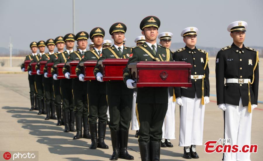 A ceremony at Incheon International Airport in South Korea to hand over remains of 10 volunteer soldiers killed in the 1950-1953 Korean War, April 3, 2019. From 2014 to 2018, the remains of 589 soldiers were returned to China from South Korea. (Photo/IC)