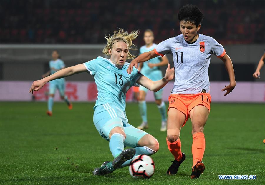 Belomyttseva (L) of Russia vies with Wang Shanshan of China during the match between China and Russia at the 2019 International Women\'s Football Tournament in Wuhan, central China\'s Hubei Province, April 4, 2019. China won 4-1. (Xinhua/Cheng Min)