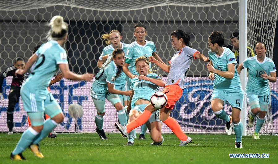 Fedorova (C) of Russia competes during the match between China and Russia at the 2019 International Women\'s Football Tournament in Wuhan, central China\'s Hubei Province, April 4, 2019. China won 4-1. (Xinhua/Cheng Min)