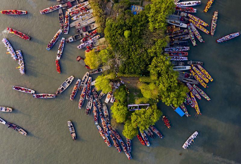 In this aerial photo taken on April 6, 2019, people get ready for a boat performance during the 2019 Qintong Boat Festival held at Qinhu National Wetland Park in Jiangyan District of Taizhou, East China\'s Jiangsu province. Hundreds of boats with more than 10,000 boat team members aboard gathered here on Saturday for the Qintong Boat Festival, which has been a centuries-old tradition.