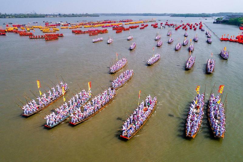 In this aerial photo taken on April 6, 2019, people get ready for a boat performance during the 2019 Qintong Boat Festival held at Qinhu National Wetland Park in Jiangyan District of Taizhou, East China\'s Jiangsu province. Hundreds of boats with more than 10,000 boat team members aboard gathered here on Saturday for the Qintong Boat Festival, which has been a centuries-old tradition.
