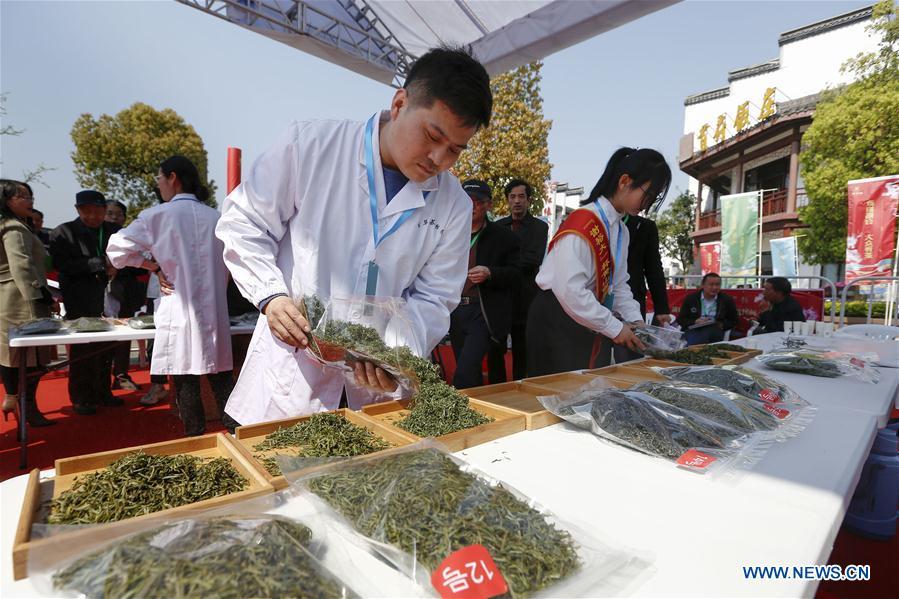 Staff members prepare tea leaves for a tea competition in Huangshan, a famous tea producing area in east China\'s Anhui Province, April 7, 2019. Local tea farmers bring a total of 60 varieties of tea leaves to take part in the competition here on Sunday. (Xinhua/Shi Yalei)