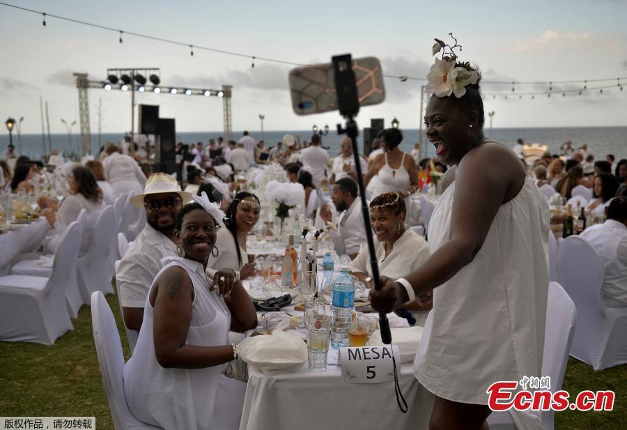 Guests in white costumes pose for a selfie during the \'Diner en Blanc\' event, at the Hotel Nacional in Havana on April 6, 2019. Around 500 people from different countries took part in the event. (Photo/Agencies)