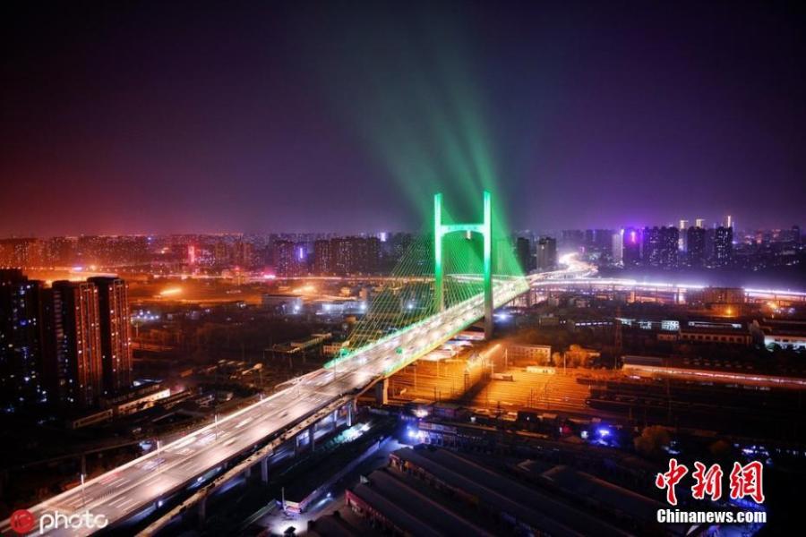 A light show on a newly-opened bridge on Nongye Road in Zhengzhou City, Henan Province. The bridge was illuminated in six colours to create amazing visual effects. (Photo/IC).