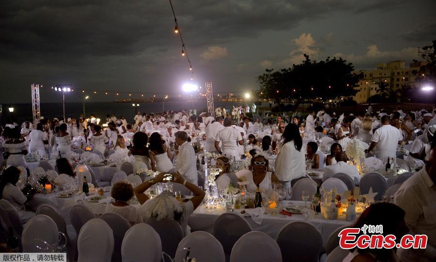 Guests in white costumes pose for a selfie during the \'Diner en Blanc\' event, at the Hotel Nacional in Havana on April 6, 2019. Around 500 people from different countries took part in the event. (Photo/Agencies)