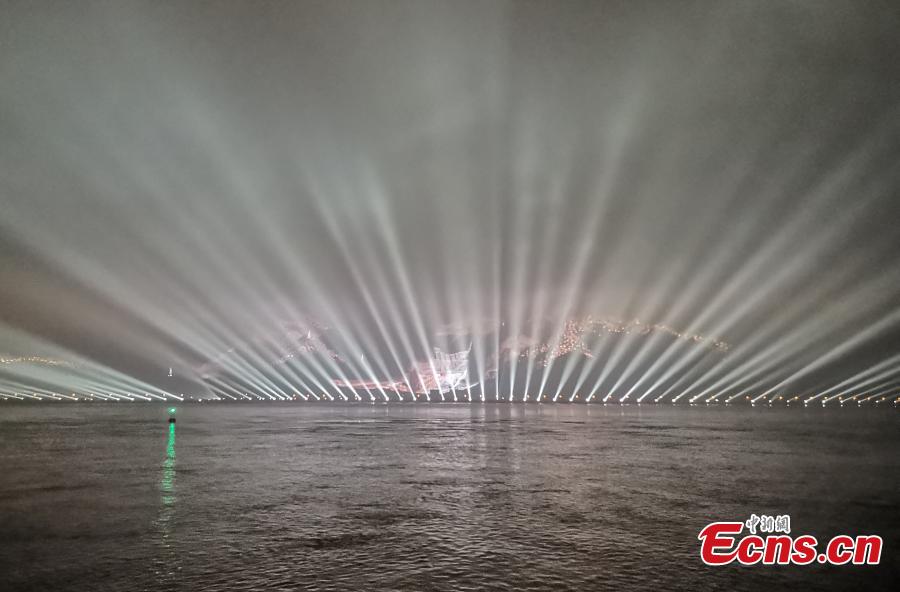 A stunning light show is staged in Wenzhou City, Zhejiang Province, April 8, 2019. The light show has made use of the Shengmeijian Mountain and water area as well as the city\'s buildings to present different light effects. The show covers a mountain area of 9.5 million square meters, and is said to be the largest such project in China. (Photo: China News Service/Zhang Yin)