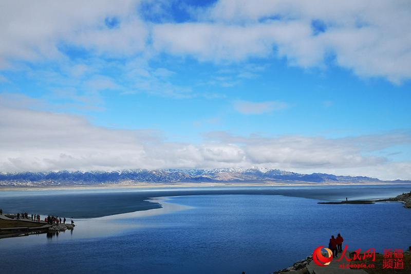 <?php echo strip_tags(addslashes(Photo shows thawing ice on the surface of Sayram Lake in northwest China's Xinjiang Uyghur Autonomous Region. The swans, the high mountains, the clear water and the blue sky have turned the lake into a spring fairyland.  (Photo/people.cn))) ?>