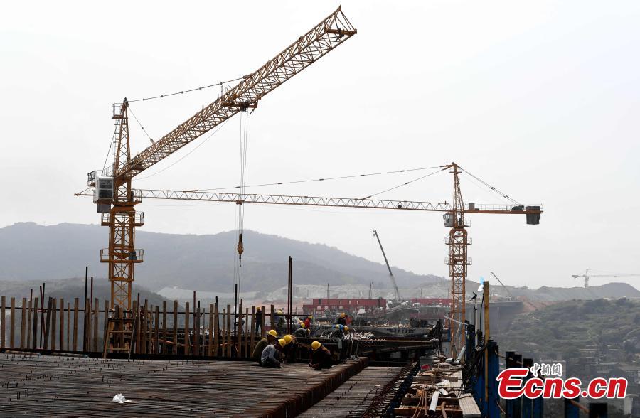 Construction of the cross-Straits highway-rail bridge underway in Pingtan, East China\'s Fujian Province, April 9, 2019. The first of its kind in China, the combined cross-sea rail and highway bridge across the Pingtan Straits has two tiers, one for railways from Fuzhou to Pingtan, the other for a six-lane highway from Changle to Pingtan. The bridge, spanning 16.34 km, will open to traffic in 2020. (Photo: China News Service/Zhang Bin)