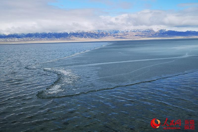 <?php echo strip_tags(addslashes(Photo shows thawing ice on the surface of Sayram Lake in northwest China's Xinjiang Uyghur Autonomous Region. The swans, the high mountains, the clear water and the blue sky have turned the lake into a spring fairyland.  (Photo/people.cn))) ?>
