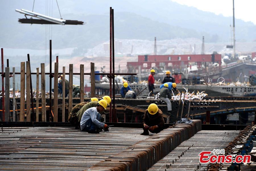 Construction of the cross-Straits highway-rail bridge underway in Pingtan, East China\'s Fujian Province, April 9, 2019. The first of its kind in China, the combined cross-sea rail and highway bridge across the Pingtan Straits has two tiers, one for railways from Fuzhou to Pingtan, the other for a six-lane highway from Changle to Pingtan. The bridge, spanning 16.34 km, will open to traffic in 2020. (Photo: China News Service/Zhang Bin)
