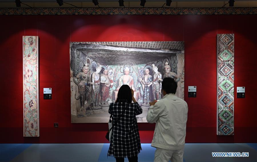 Visitors view a fresco during a Dunhuang fresco itinerant exhibition in Yunnan University in Kunming, southwest China\'s Yunnan Province, April 10, 2019. A Dunhuang fresco itinerant exhibition, with the participation of nearly 50 frescoes, was held in Yunnan University in Kunming Wednesday. (Xinhua/Qin Qing)