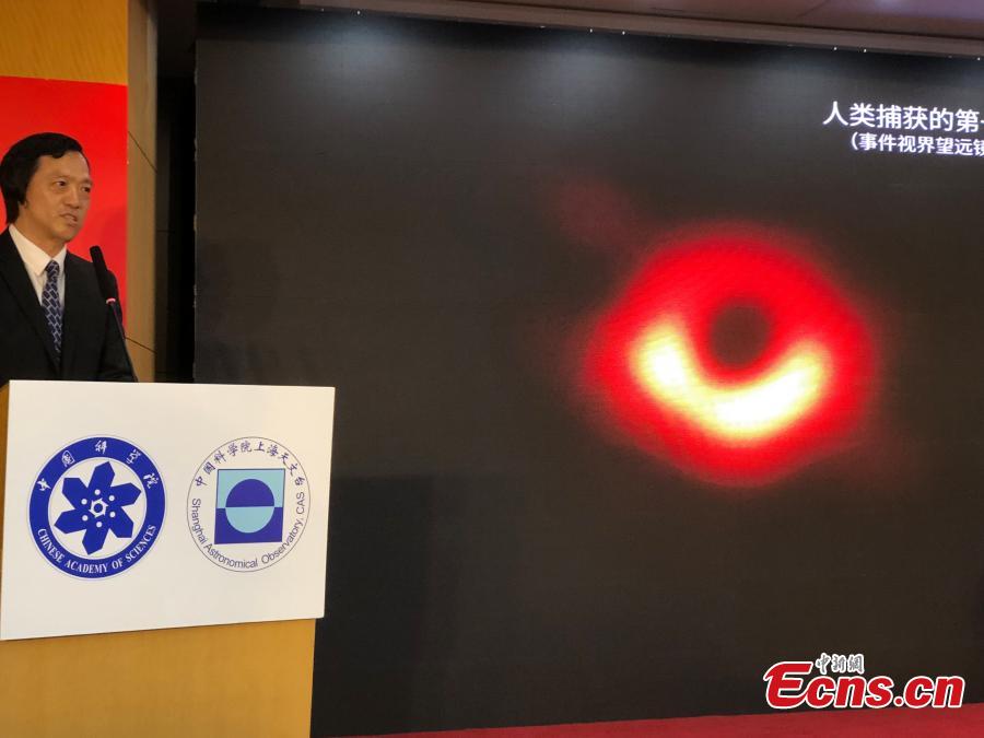 Shen Zhiqiang, head of Shanghai Astronomical Observatory (SAO), presides over a press conference to release the first-ever image of a supermassive black hole at the heart of the distant galaxy M87, in east China\'s Shanghai, April 10, 2019.The image of the black hole, based on observations through the Event Horizon Telescope (EHT), a planet-scale array of eight ground-based radio telescopes forged through international collaboration, was unveiled in coordinated press conferences across the globe at around 9:00 p.m. (Beijing time) on Wednesday. The landmark result offers scientists a new way to study the most extreme objects in the universe predicted by Albert Einstein\'s general relativity.  (Photo: China News Service/Sun Zifa)