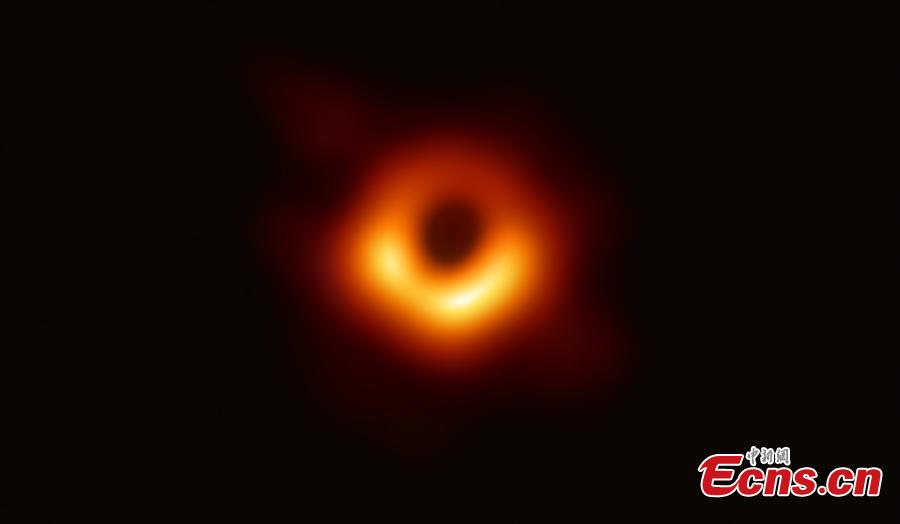 Photo provided by the Event Horizon Telescope (EHT) shows the first image of a black hole.  (Photo provided to China News Service)