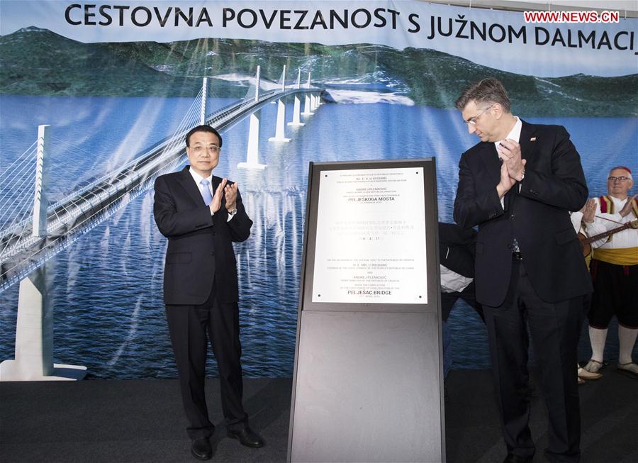 Chinese Premier Li Keqiang (L) and his Croatian counterpart Andrej Plenkovic unveil a plaque to mark the completion of the first phase of construction of the Peljesac Bridge being built by a Chinese consortium on the Peljesac Peninsula in southern Croatia, April 11, 2019. (Xinhua/Huang Jingwen)