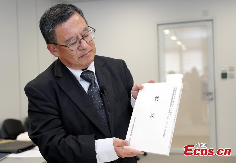 Wani Yukio, a Japanese independent journalist and historian, donates historical documents related to Hong Kong Military Yen Court cases to the Chinese University of Hong Kong Library in Hong Kong, April 11, 2019. In the 1990s, he formed a group with several Japanese lawyers and scholars to support a lawsuit, filed by victims in Hong Kong, seeking reparation for the military yen issued during the Japanese occupation. This is the only legal action ever taken by the Hong Kong community, and it was eventually rejected by the Supreme Court of Japan in 2001. After the legal action ended, Mr. Wani gathered the materials and information related to the case, including seven boxes of court judgments, case summaries, oral histories of victims in Hong Kong, news reports, and video tapes, and donated them to the CUHK Library, according to the library. (Photo: China News Service/Zhang Wei)
