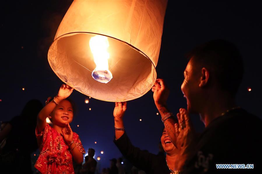 <?php echo strip_tags(addslashes(People fly Kongming lanterns, a kind of small hot-air paper balloon, by the Lancang River in Jinghong City, southwest China's Yunnan Province, April 13, 2019, to celebrate the New Year of the calendar of the Dai ethnic group. (Xinhua/Zhang Yuwei))) ?>
