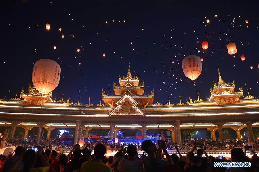 <?php echo strip_tags(addslashes(People fly Kongming lanterns, a kind of small hot-air paper balloon, by the Lancang River in Jinghong City, southwest China's Yunnan Province, April 13, 2019, to celebrate the New Year of the calendar of the Dai ethnic group. (Xinhua/Qin Qing))) ?>