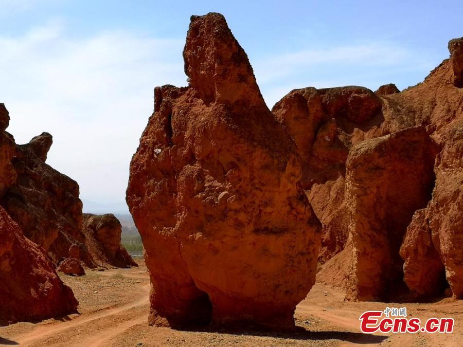 Photo taken on April 14, 2019 shows a view of Danxia landform at Danxia National Geological Park in Zhangye, northwest China\'s Gansu Province. Danxia landform is an unique type of geomorphology formed from red-colored sandstones and characterized by steep cliffs. (Photo/China News Service)