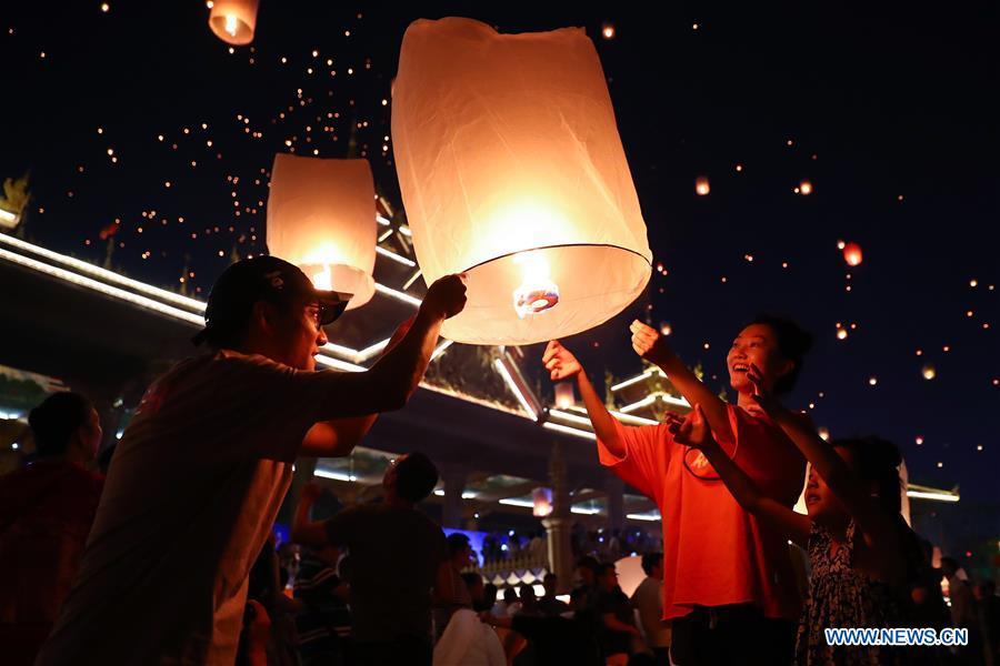 <?php echo strip_tags(addslashes(People fly Kongming lanterns, a kind of small hot-air paper balloon, by the Lancang River in Jinghong City, southwest China's Yunnan Province, April 13, 2019, to celebrate the New Year of the calendar of the Dai ethnic group. (Xinhua/Zhang Yuwei))) ?>