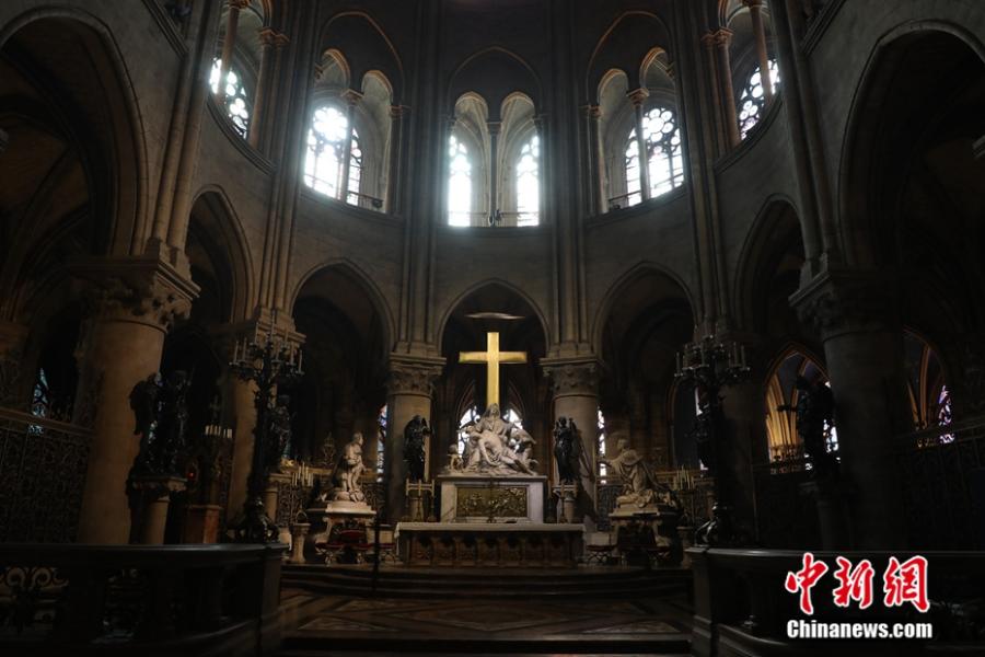 File photo shows the altar of Notre-Dame in the cathedral. A blaze broke out on Monday afternoon at the Notre Dame Cathedral in central Paris. (Photo/Agencies)