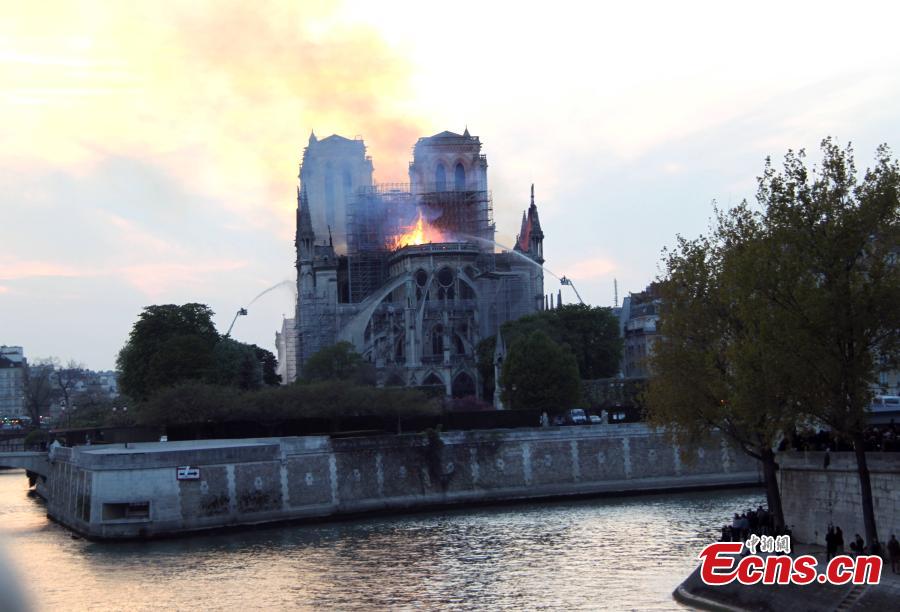 Firefighters try to extinguish the fire on the Notre Dame Cathedral in central Paris, capital of France, on April 15, 2019. A blaze broke out on Monday afternoon at the Notre Dame Cathedral in central Paris. (Photo/China News Service)