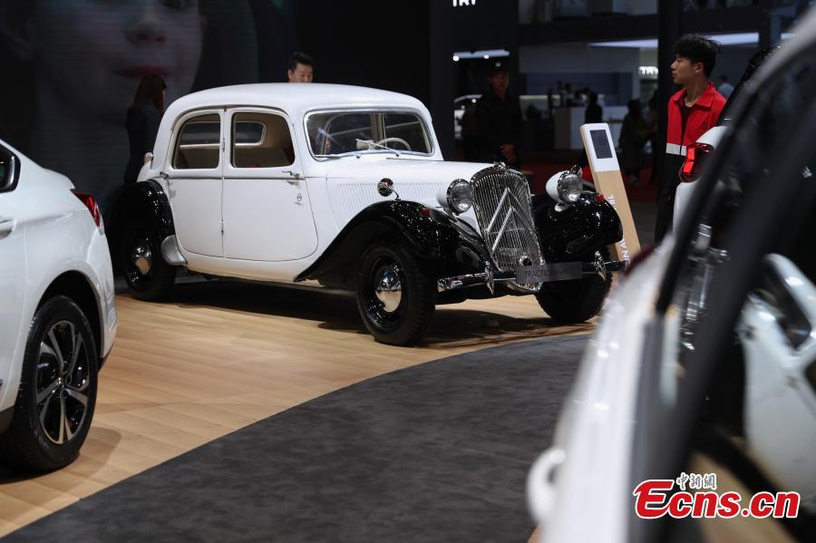 Photo taken on April 17, 2019 shows vintage cars from different brands on show during the 2019 Shanghai auto show. The 18th Shanghai International Automobile Industry Exhibition has attracted over 1,000 exhibitors from 20 countries and regions worldwide, according to organizers. (Photo: China News Service/Zhang Hengwei)