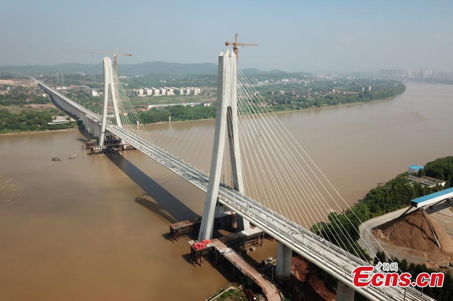 Construction is underway on the Ganjiang River bridge in Ganzhou City, Jiangxi Province, April 17, 2019. The cable-stayed bridge, part of the Nanchang-Ganzhou high-speed railway, is 2.156 kilometers long, with the main span reaching 300 meters and a tower 120.6 meters high. The bridge will carry bullet trains running up to 350 kilometers per hour. (Photo: China News Service/Ding Bo)
