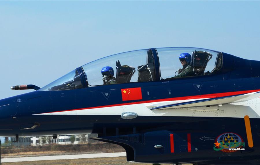 An airplane taxis onto the runway as the pilot signals confidence on April 10. (Photo/81.cn)