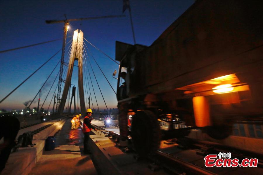 Construction is underway on the Ganjiang River bridge in Ganzhou City, Jiangxi Province, April 17, 2019. The cable-stayed bridge, part of the Nanchang-Ganzhou high-speed railway, is 2.156 kilometers long, with the main span reaching 300 meters and a tower 120.6 meters high. The bridge will carry bullet trains running up to 350 kilometers per hour. (Photo: China News Service/Ding Bo)